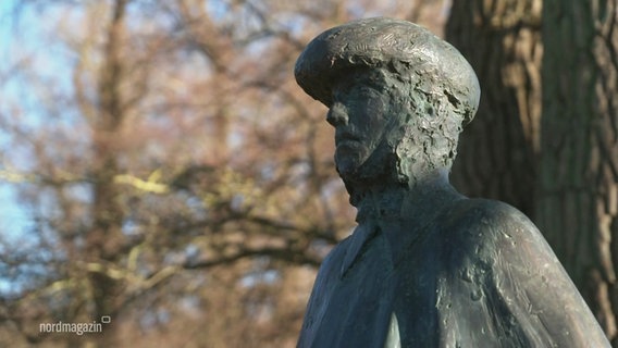 Eine Bronzestatue des Bildhauers Thomas Jastram zu Ehren des Künstlers Caspar David Friedrich wurde auf Rügen enthüllt. © Screenshot 