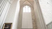 Ein Gemälde zu Ehren des Künstlers Caster David Friedrich wurde in einer Kirche in Greifswald enthüllt. © Screenshot 