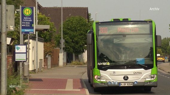 Ein Bus hält an einer Haltestelle. © Screenshot 