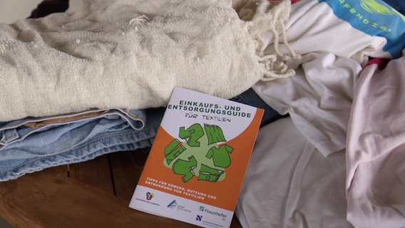 Die Stadtreinigung Hamburg hat den Einkaufs- und Entsorgungsguide für Textilien vorgestellt. © Screenshot 