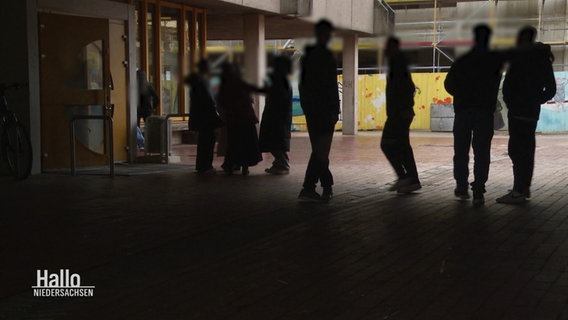 Schüler*innen stehen auf einem Pausenhof. © Screenshot 