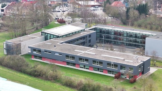 Das Richard-Wossidlo-Gymnasium in Ribnitz-Damgarten aus der Vogelperspektive. © Screenshot 