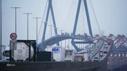 Zu viele Container werden - wie hier - innerhalb des Hamburger Hafens per LKW transportiert. © Screenshot 