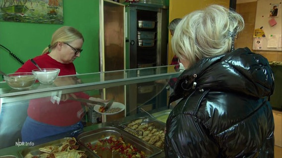 Im "Café mit Herz" werden Mahlzeiten an Bedürftige - unter anderem auch an Betroffene von Altersarmut - ausgegeben. © Screenshot 