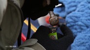 Eine Person erhitzt Drogen in einer Pfeiffe mit einem Feuerzeug. © Screenshot 