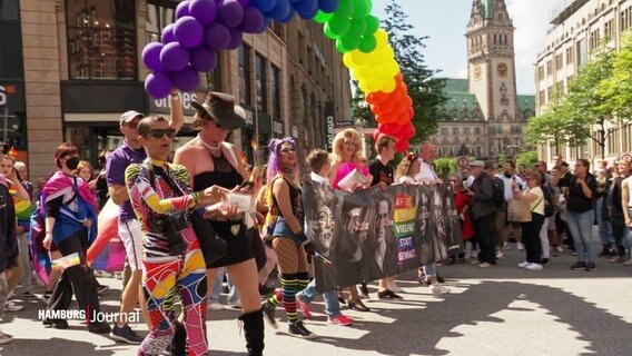 Mehrere Personen in bunten Klamotten demonstrieren zusammen für Vielfalt. © Screenshot 
