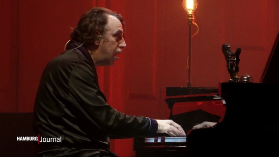 Pianist Chilly Gonzales beim Auftakt seiner Tour in der Laeiszhalle. © Screenshot 
