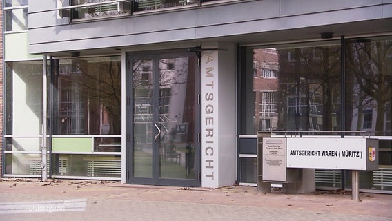 Der Eingang des Amtsgerichts in Waren. © Screenshot 