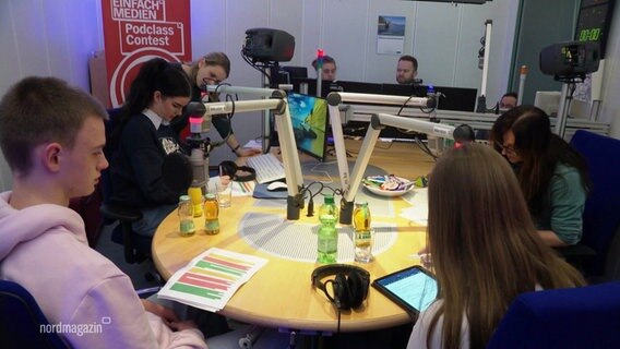 Schülerinnen vertonen ihren Podcast beim NDR. © Screenshot 