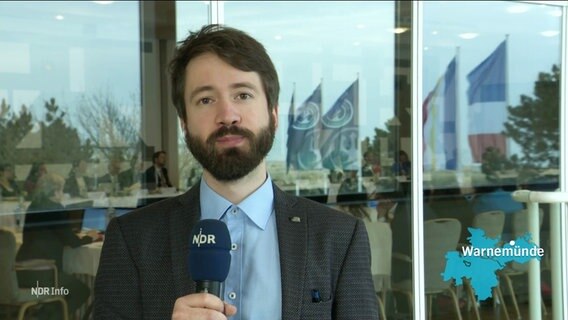 NDR-Reporter Jürn-Jakob Gericke berichtet von der Integrationsministerkonfernenz auf Warnemünde. © Screenshot 