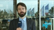 NDR-Reporter Jürn-Jakob Gericke berichtet von der Integrationsministerkonfernenz auf Warnemünde. © Screenshot 