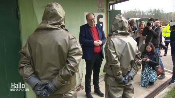 Umweltminister Meyer von den Grünen spricht mit Kampfmittelräumern am Dethlinger Teich. © Screenshot 