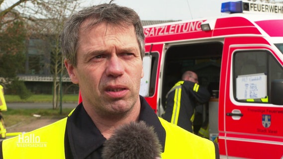Stadtbrandmeister Bernd Steffen äußert sich zu dem Brand in einem Baumarkt. © Screenshot 