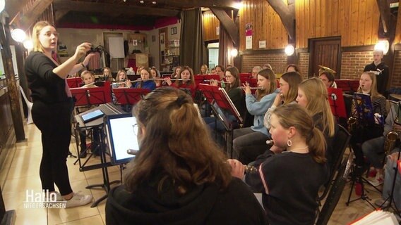 Julia Midden leitet das Jugendorchester des Musikvereins Langen-Gersten. © Screenshot 