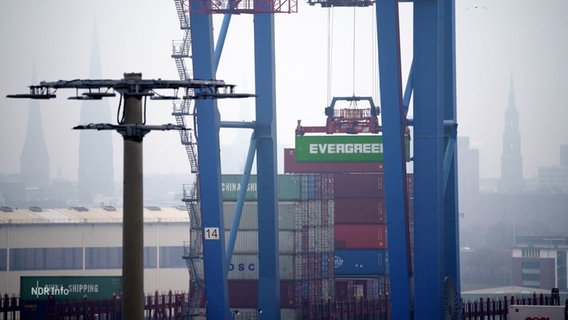 Ein Containerhafen auf dem Container verladen werden. © Screenshot 