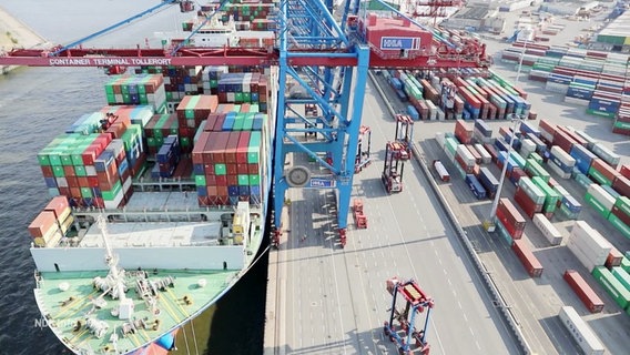 Ein Containerschiff am Hamburger Hafen wird beladen. © Screenshot 