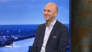 Der Hafenexperte Jan Ninnemann gibt ein Interview im Studio. © Screenshot 