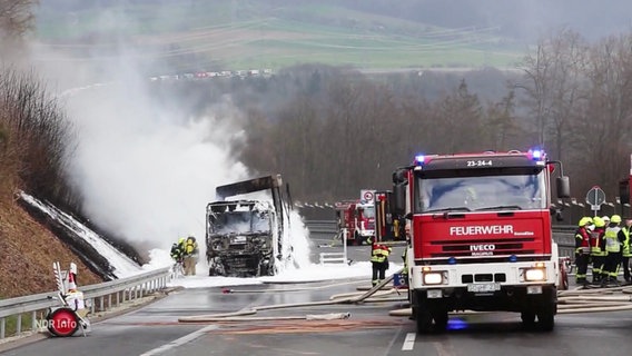 Die Feuerwehr löscht einen brennenden LKW auf der Autobahn. © Screenshot 