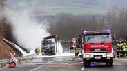 Die Feuerwehr löscht einen brennenden LKW auf der Autobahn. © Screenshot 