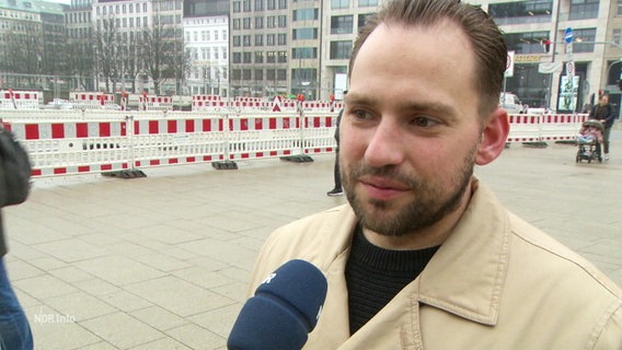 Strasseninterview in Hamburg zum Sponsorentausch des DFB © Screenshot 