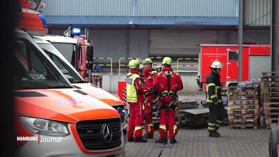 Die Feuerwehr ist am Ort des Arbeitsunfalls in Hamburg © Screenshot 