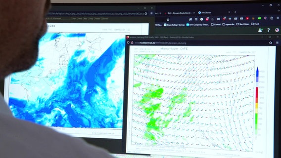 Ein Mann vor Monitoren © Screenshot 