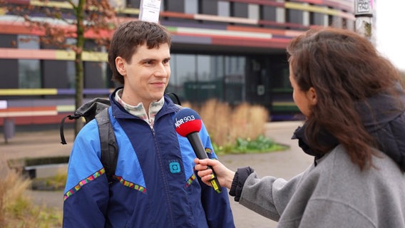 Ein junger Mann im Interview mit Reporterin Anne Adams. © Screenshot 