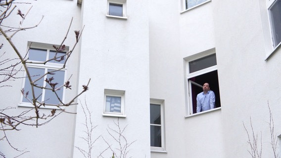 Dennis Gelink steht an seinem Fenster und beobachtet die Wetterlage. © Screenshot 