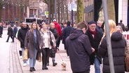 Passanten gehen am verkaufsoffenen Sonntag durch die Hamburger Innenstadt. © Screenshot 
