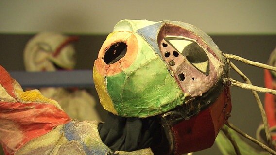 Eine bunte Maske, geschaffen von den Künstlern Walter Holdt und Lavinia Schulz. © Screenshot 