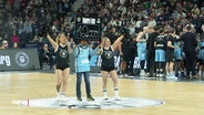 Beim Basketball-Spiel der Hamburg Towers gegen den FC Bayern München wird auf einer Tafel angezeigt, dass 12.000 Fans zu der Partie gekommen sind. © Screenshot 