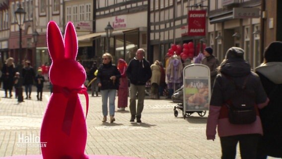 Ein pinker Plüschhase, im Hintergrund ist eine Einkaufsstraße zu sehen. © Screenshot 