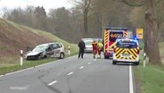 Rettungskräfte sichern einen Autounfall auf einer Landstraße. © Screenshot 