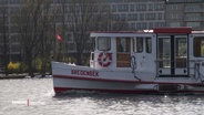 Der Alsterdampfer "Bredenbek" in Fahrt auf der Alster. © Screenshot 