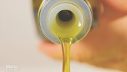 Aus einer Flasche wird Olivenöl gegossen. © Screenshot 