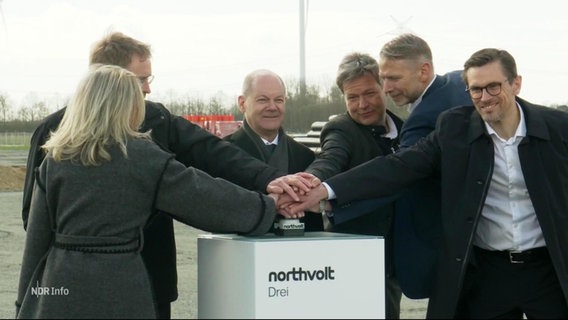 Mehrere Personen drücken gleichzeitig auf einen Buzzer, u.a. Bundeskanzler Olaf Scholz, Wirtschaftsminister Robert Habeck, der Ministerpräsident von Schleswig-Holstein, Daniel Günther und der CEO der Firma Northvolt, Peter Carlsson. © Screenshot 