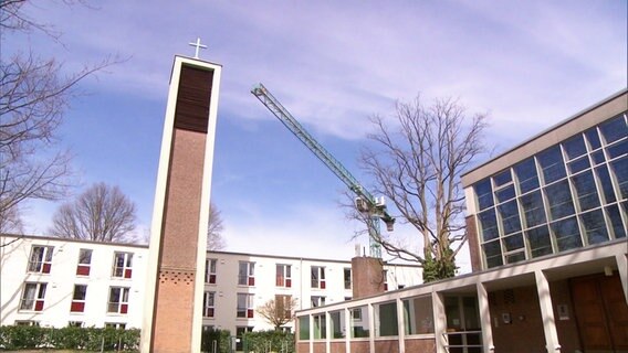 Der Glockenturm einer Kirche © Screenshot 