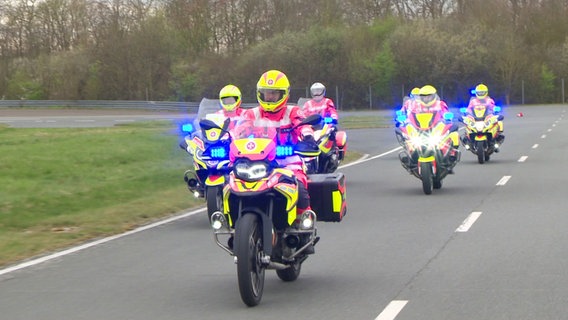 Eine Motorradstaffel der Johanniter © Screenshot 