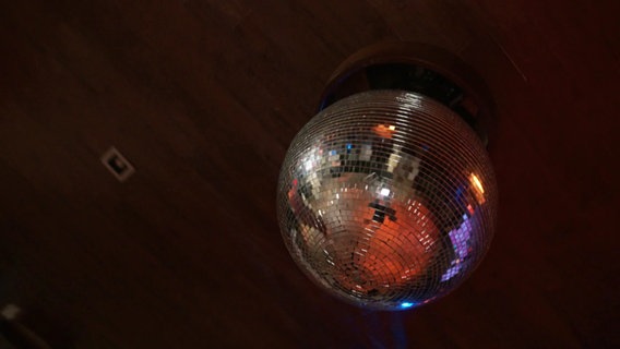 Von der Decke hängt eine Discokugel. © Screenshot 