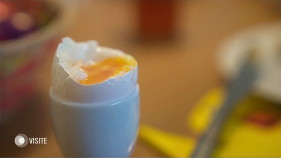 Ein geköpftes Frühstücksei steht auf einem Tisch. © Screenshot 