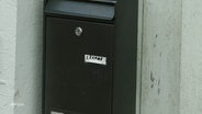 Auf einem schwarzen Briefkasten steht der Name Remmo. © Screenshot 