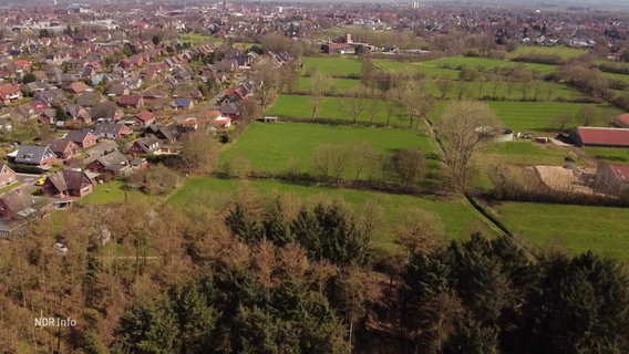 Eine Grünfläche hinter einem Wohngebiet auf dem Land. © Screenshot 