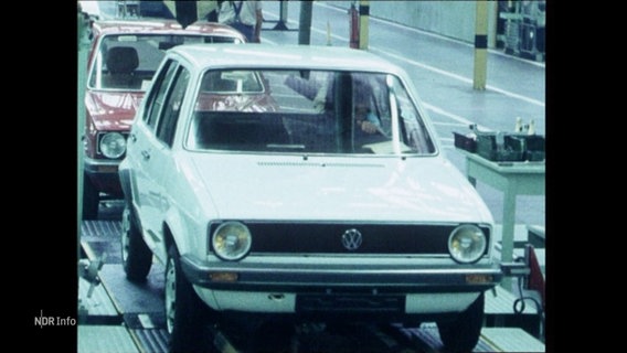 Ein VW Golf vor mehreren Jahrzehnten auf dem Fließband. © Screenshot 