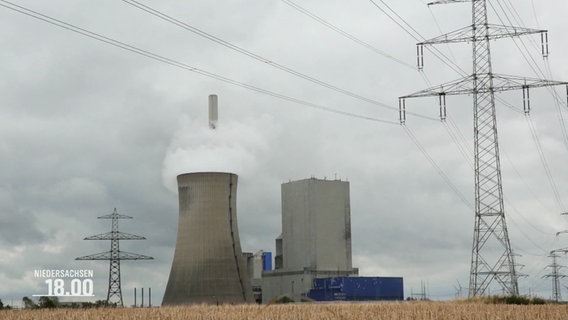 Das Kohlekraftwerk Mehrum sowie große Strommasten. © Screenshot 