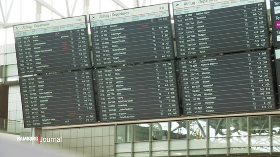 Eine große Tafel am Hamburger Flughafen mit einer Übersicht der Abflüge. © Screenshot 