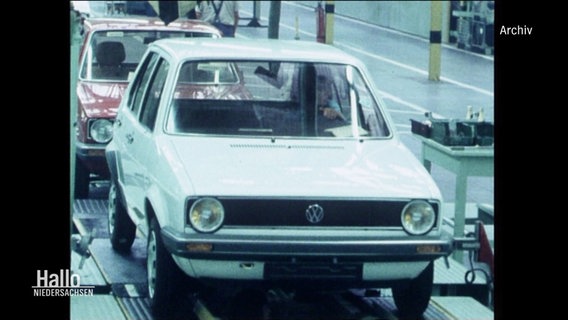 Ein alter weißer VW Golf auf dem Fließband in der Fabrik. (Archivbild) © Screenshot 