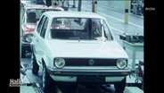 Ein alter weißer VW Golf auf dem Fließband in der Fabrik. (Archivbild) © Screenshot 
