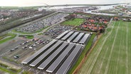 Vogelperspektive: Der große Ladepark für E-Autos in Norddeich. © Screenshot 