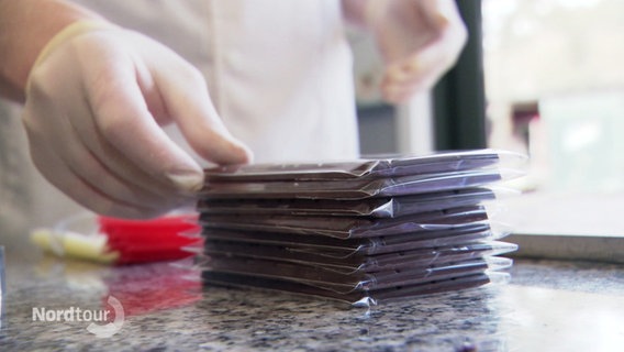 Schokolade wird gestappelt. © Screenshot 