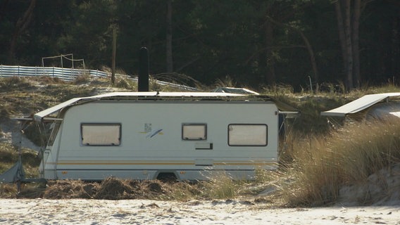 Ein Wohnwagen auf einem Campingplatz. © Screenshot 